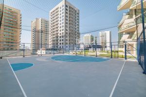 Luxury Apt w Balcony Pool & Skyline Views