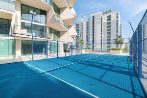 Luxury Apt w Balcony Pool & Skyline Views