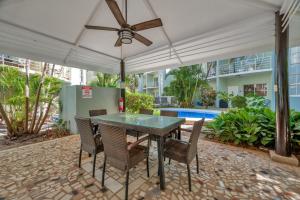 VVII42 Bright Tama 2BR Condo Walk to Beach and Pool