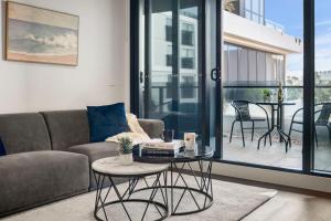 Spacious Luxury 3BR Apartment in West Melbourne with Stunning City Views and Free Parking, Near CBD
