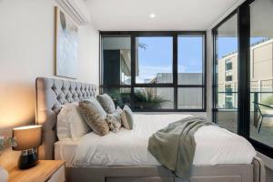 Spacious Luxury 3BR Apartment in West Melbourne with Stunning City Views and Free Parking, Near CBD