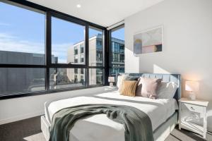 Spacious Luxury 3BR Apartment in West Melbourne with Stunning City Views and Free Parking, Near CBD