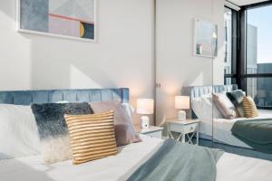 Spacious Luxury 3BR Apartment in West Melbourne with Stunning City Views and Free Parking, Near CBD