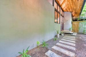 Treetop Villa with Green Views Near Tamarindo Beach