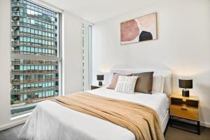NYC-Style Luxury 2BR Apartment in Docklands with Waterfront Views, Pool and Gym - Near Marvel Stadium and CBD