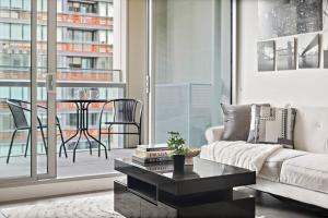 NYC-Style Luxury 2BR Apartment in Docklands with Waterfront Views, Pool and Gym - Near Marvel Stadium and CBD