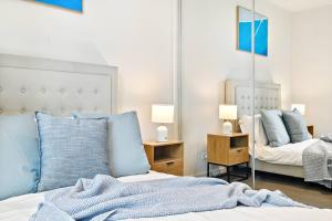 NYC-Style Luxury 2BR Apartment in Docklands with Waterfront Views, Pool and Gym - Near Marvel Stadium and CBD