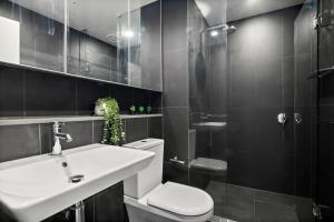 NYC-Style Luxury 2BR Apartment in Docklands with Waterfront Views, Pool and Gym - Near Marvel Stadium and CBD