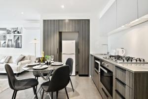 NYC-Style Luxury 2BR Apartment in Docklands with Waterfront Views, Pool and Gym - Near Marvel Stadium and CBD