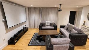 Luxury 2 Bed House Leeds City Centre with parking