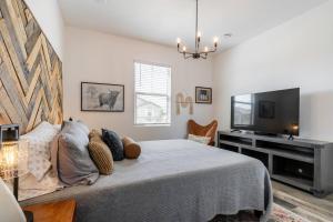 Private Pool! Avondale - Modern Mtn View Oasis