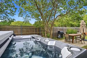 Hot Tub Retreat with Fenced Yard Near Lake Texoma