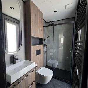 Luxury chalet Stay Smiley with hottub - Includes FREE pool access