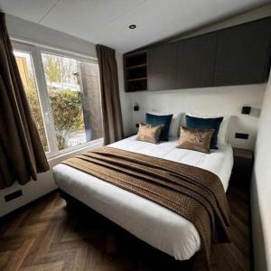 Luxury chalet Stay Smiley with hottub - Includes FREE pool access