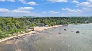 Gorgeous Grand Traverse Bay Beach Front Condo