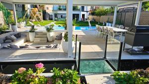 Luxurious large home with Pool, Garden, Koi Pond only 12 min to Octoberfest