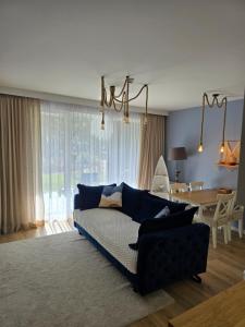 Apartament w lesie nad morzem i jeziorem Porto Łeba z ogródkiem