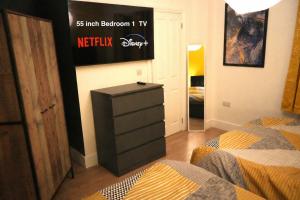 Canterbury High St - 2 Bed Apt Sleeps 5 - 75 inch TV SS1