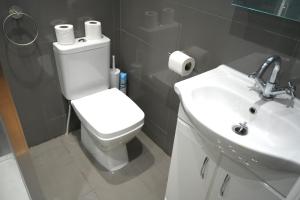 Canterbury High St - 2 Bed Apt Sleeps 5 - 75 inch TV SS1