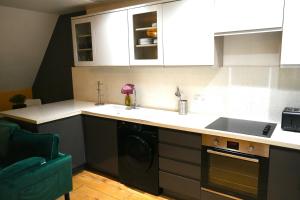 Canterbury High St - 2 Bed Apt Sleeps 5 - 75 inch TV SS1