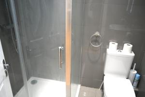 Canterbury High St - 2 Bed Apt Sleeps 5 - 75 inch TV SS1