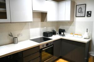 Canterbury High St - 2 Bed Apt Sleeps 5 - 75 inch TV SS1