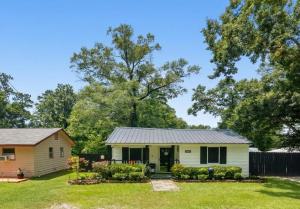 Tiny Home in Town-Hot Tub - Privacy Fence - Fire Pit - Kids Play Area & 15 minutes to the Bogue Chitto State Park