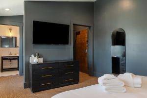 Superior King Room at The Emerald