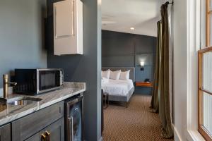 Superior King Room at The Emerald