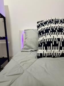 Modern 2BR Condo with Lagoon View Downtown PC