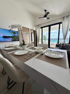 Modern 2BR Condo with Lagoon View Downtown PC