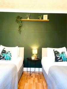 ELY House with FREE private parking