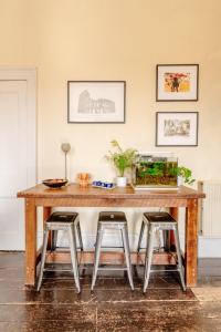 Central Georgian flat - perfect festival base!