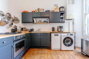 Central Georgian flat - perfect festival base!