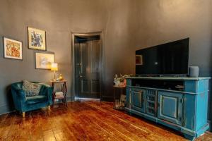 Central Georgian flat - perfect festival base!