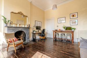 Central Georgian flat - perfect festival base!