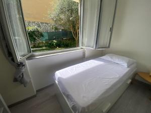 due camere, giardino attrezzato, vicino al mare, AC