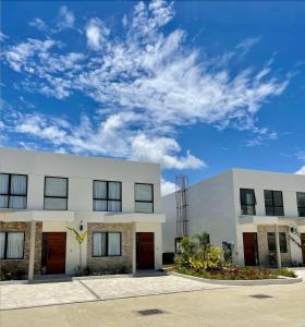 New Stylish 3BR with Private Pool ! Walk to Beach