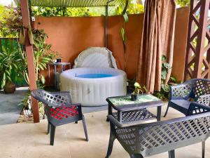 Villa Arenal Heliconia Suite jacuzzi & Shared Pool