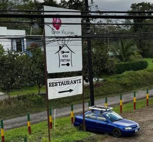 Villa Arenal Heliconia Suite jacuzzi & Shared Pool