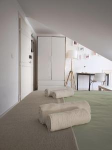 Private Bedrooms in a Shared House, 5th floor, Praça Camões in Bairro Alto