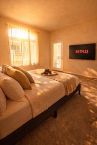 Premium 1 & 2 Bedroom Stay Near Venice Beach with Pool Hot Tub & Cinema