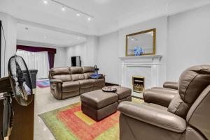 Spacious 4-Bed House Sleeps 8 - Near Tube