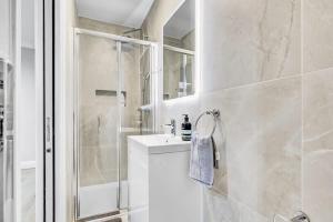 Spacious 4-Bed House Sleeps 8 - Near Tube