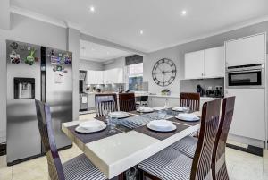 Spacious 4-Bed House Sleeps 8 - Near Tube