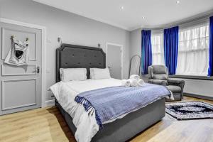 Spacious 4-Bed House Sleeps 8 - Near Tube