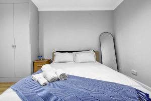 Spacious 4-Bed House Sleeps 8 - Near Tube