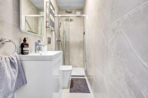 Spacious 4-Bed House Sleeps 8 - Near Tube
