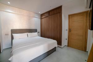 Stylish & Comfy Gem 5 Pool