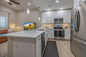 Pristine Modern Condo - Walk to Restaurants & Shops